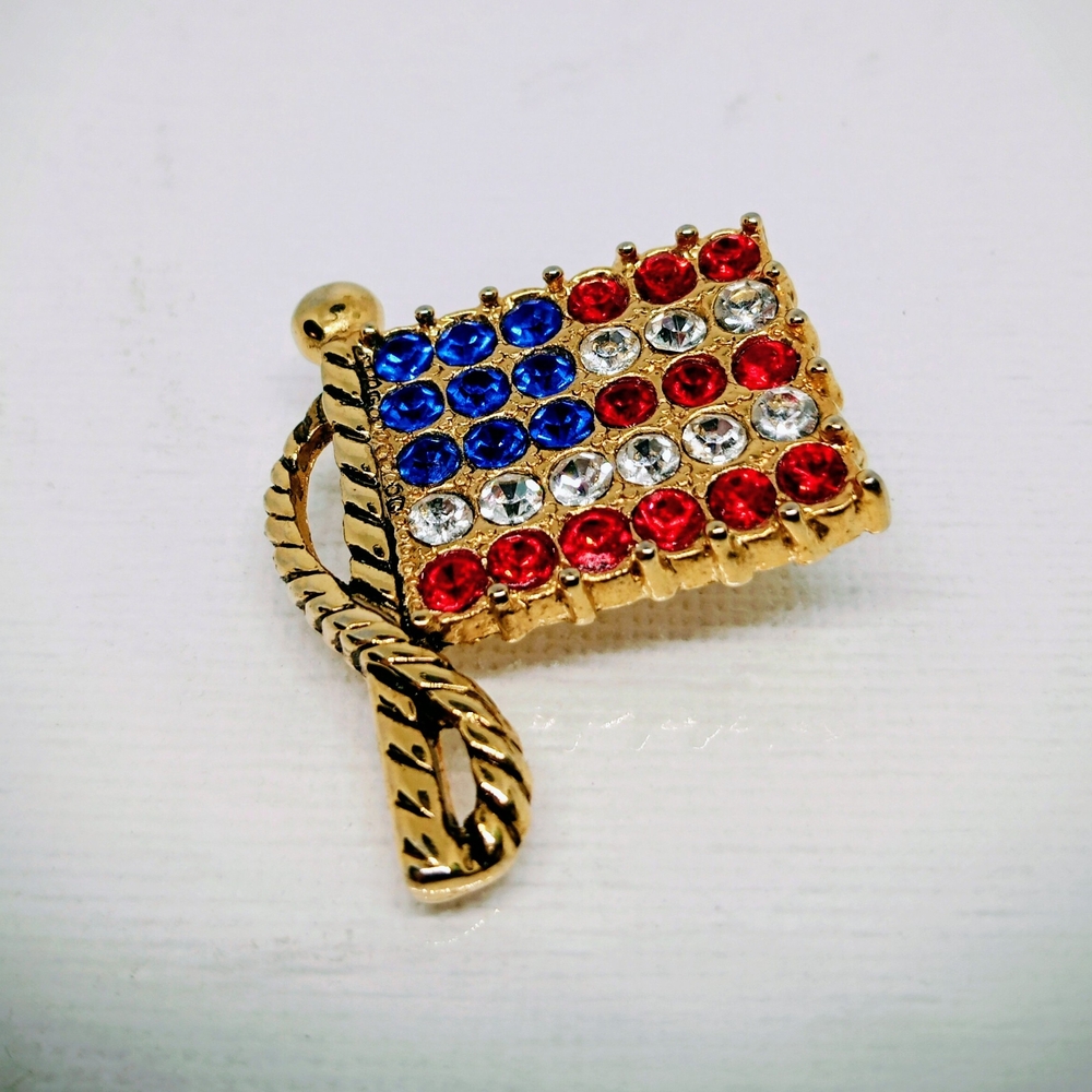 VTG USA FLAG PATRIOTIC REDWHITE BLUE RHINESTONES Gold Tone Brooch Lapel Coat Pin